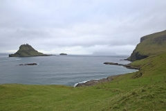 Fjord Sørvágsfjørður und der Tindhólmur