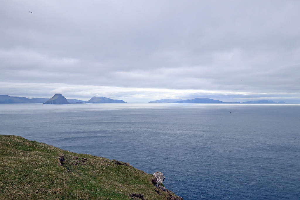 Blick vom Kliff Trælanípa auf die Inseln Streymoy, Hestur, Koltur, Sandoy, Skuvoy und Suduroy