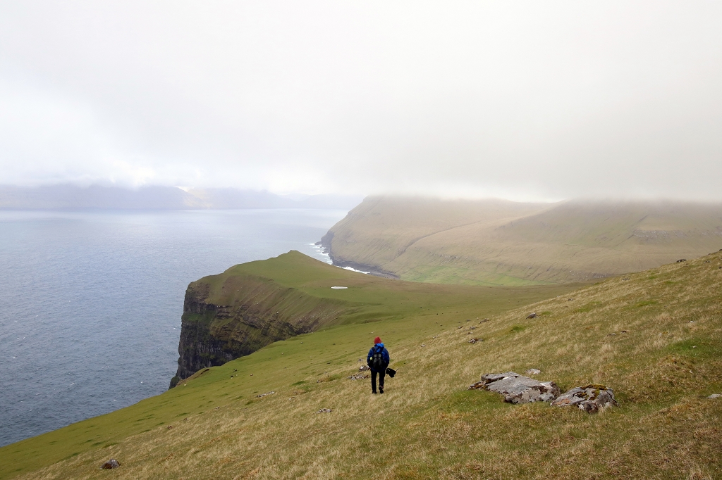 Abstieg durch wegloses Gelände am Osthang des Fjallið