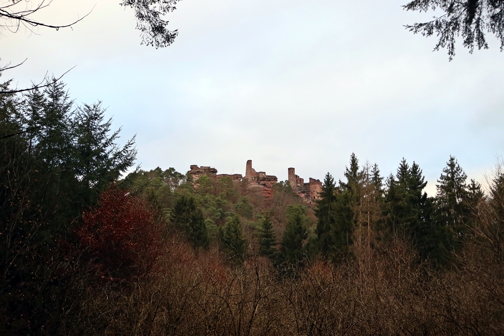 Blick auf die Burgen Altdahn, Grafendahn und Tanstein