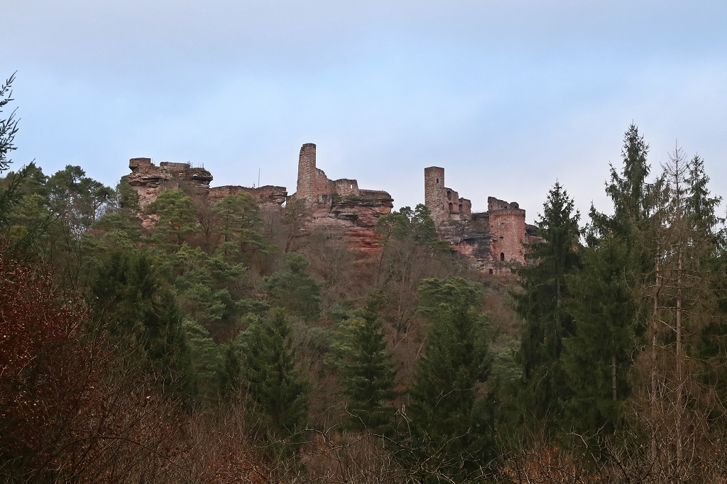 Blick auf die Burgen Altdahn, Grafendahn und Tanstein