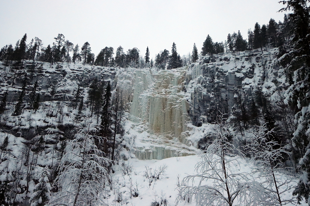 Eiswasserfall "Ruskea virta" in der Korouma-Schlucht