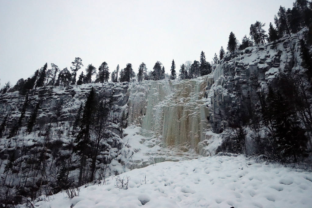 Eiswasserfall "Ruskea virta" in der Korouma-Schlucht