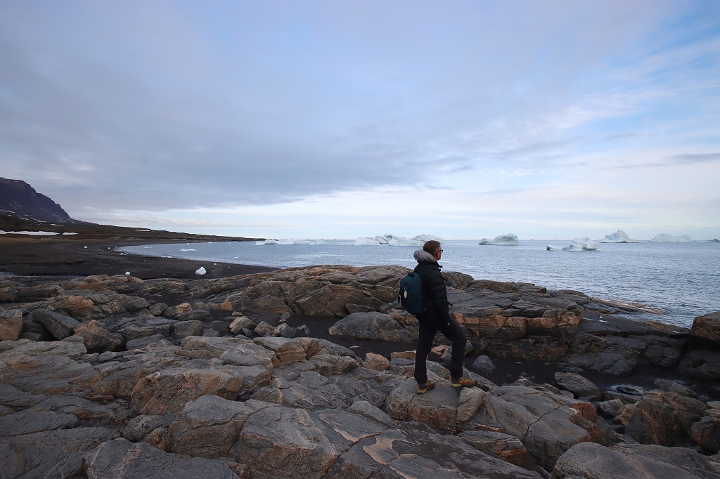 Am schwarzen Strand von Qeqertarsuaq