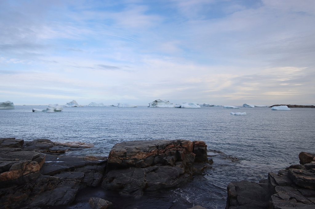 Am schwarzen Strand von Qeqertarsuaq