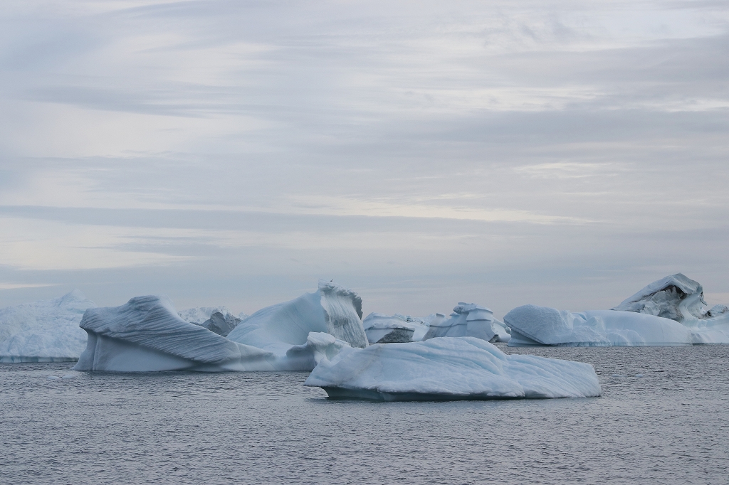 Am schwarzen Strand von Qeqertarsuaq