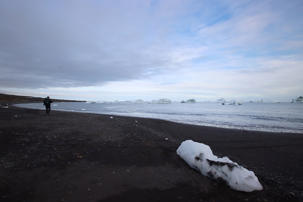 Am schwarzen Strand von Qeqertarsuaq