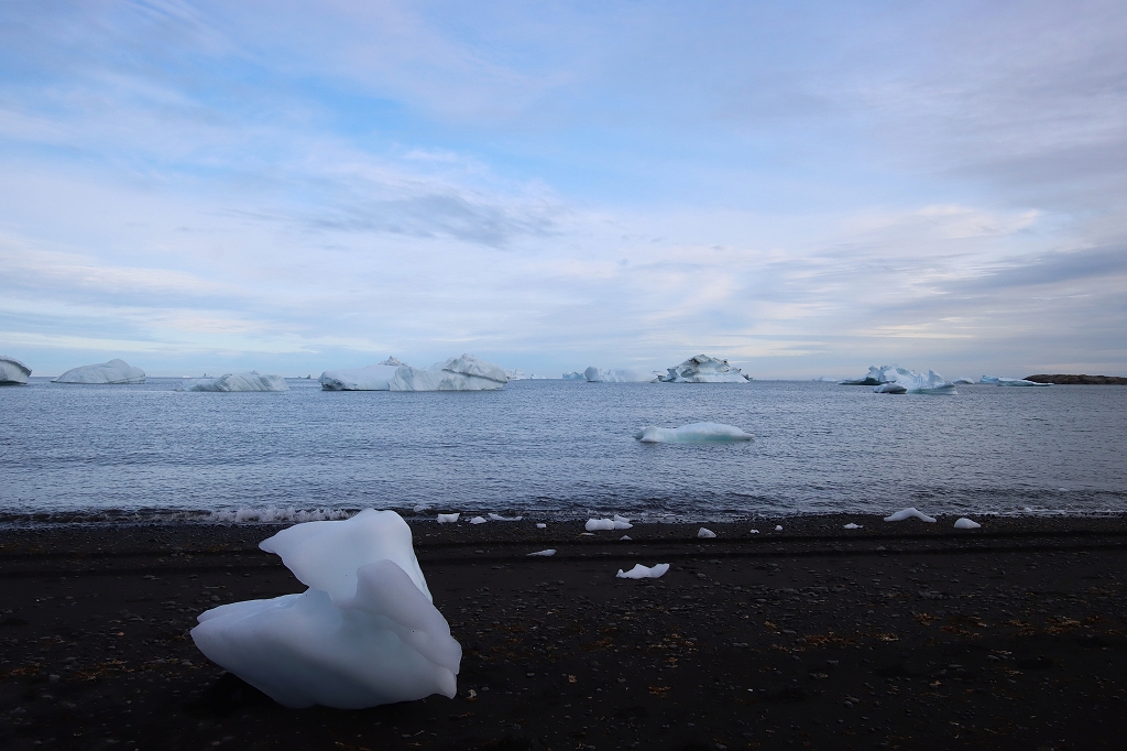 Am schwarzen Strand von Qeqertarsuaq