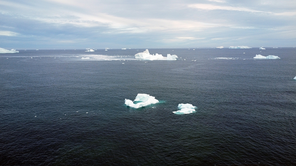 Blick von oben auf die Eisberge