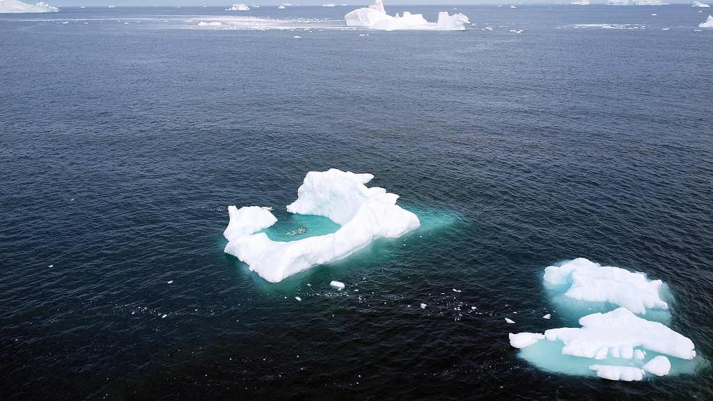 Blick von oben auf die Eisberge