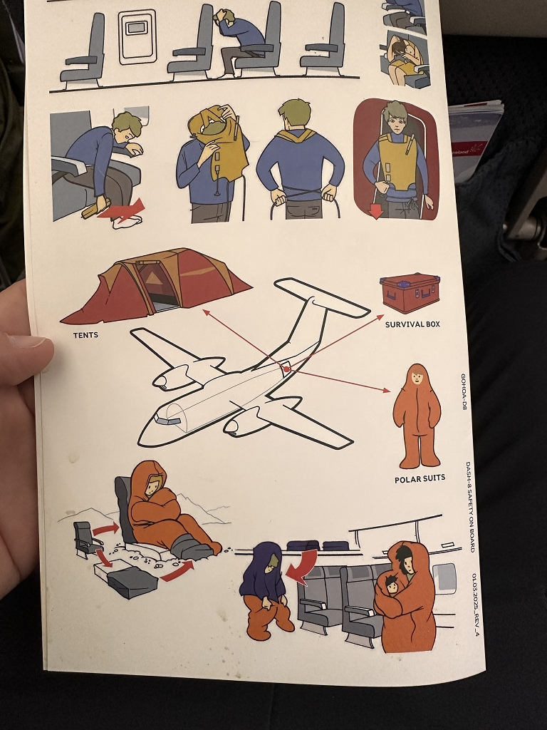 Sicherheitskarte der Dash-8 von Air Greenland - man achte auf die Aussattung (Polar Suits :D)