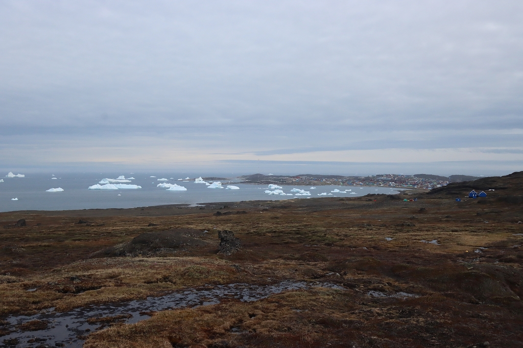 Blick auf Qeqertarsuaq und die Eisberge