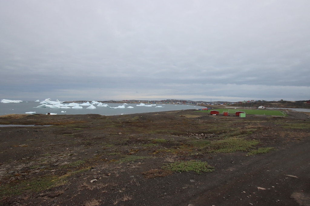 Blick auf Qeqertarsuaq und die Eisberge