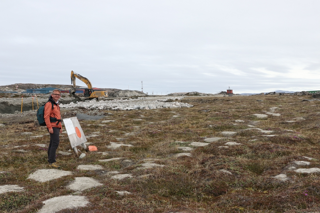 Der eigentliche Wegverlauf des Orange Trails befindet sich rechts neben der Schotterstraße