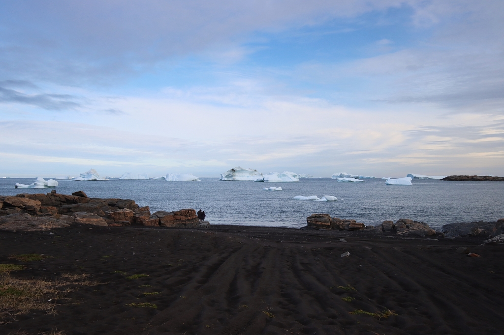 Am schwarzen Strand von Qeqertarsuaq