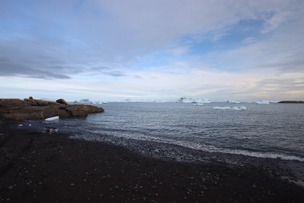 Am schwarzen Strand von Qeqertarsuaq