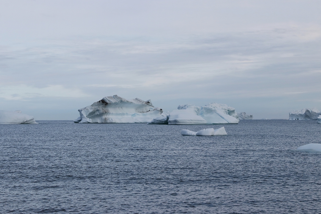 Am schwarzen Strand von Qeqertarsuaq
