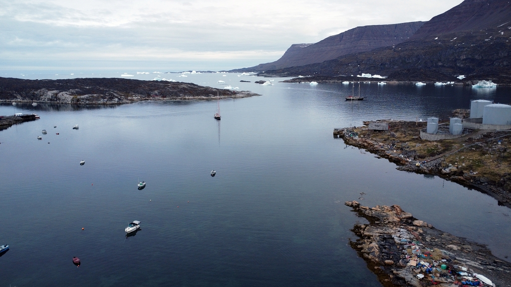 Blick auf den Hafen von Qeqertarsuaq aus der Luft