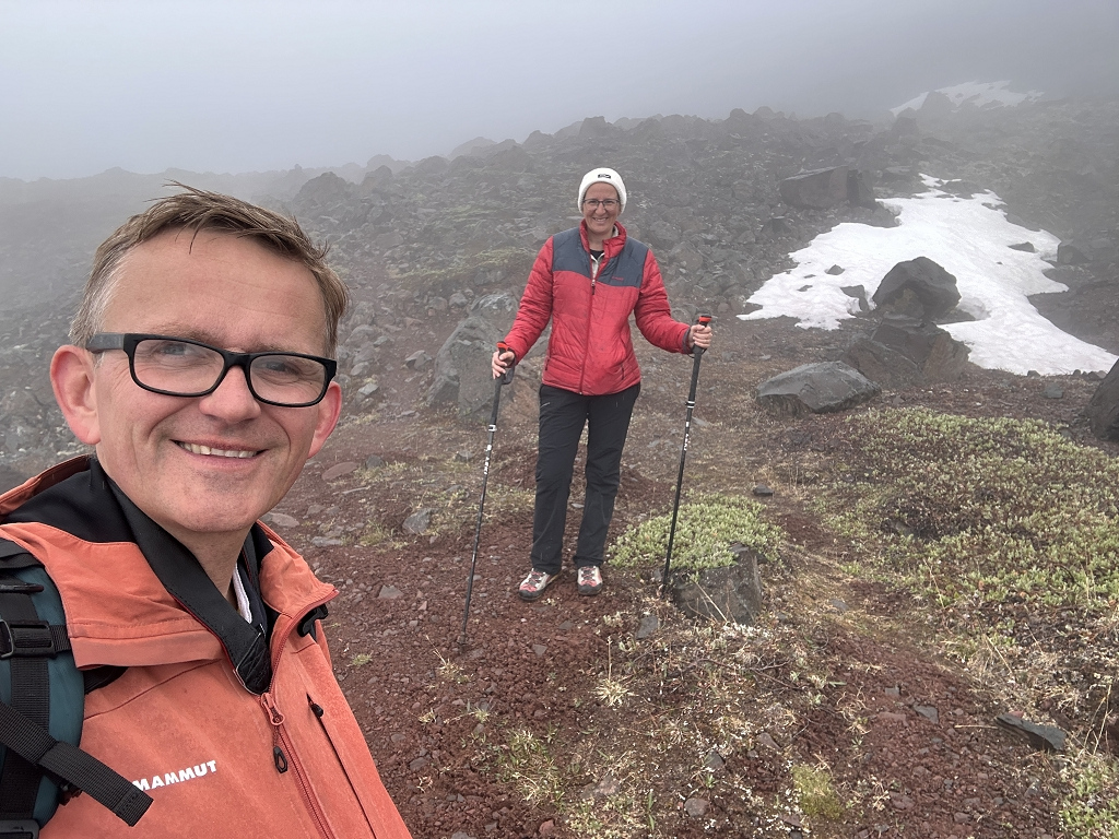 Abstieg durch dichten Nebel