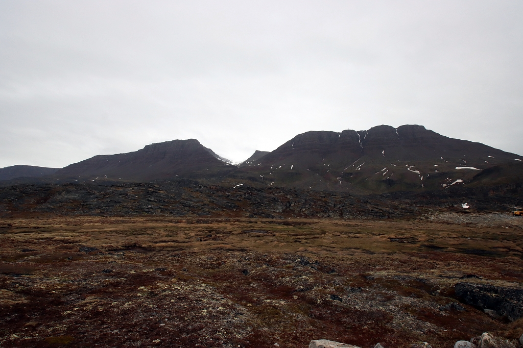 Die Scharte in der Mitte zwischen den beiden Bergen ist unser Ziel