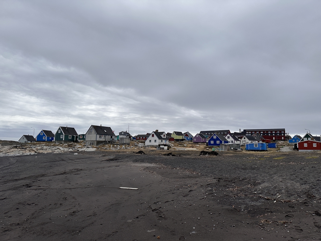 Am schwarzen Strand von Qeqertarsuaq
