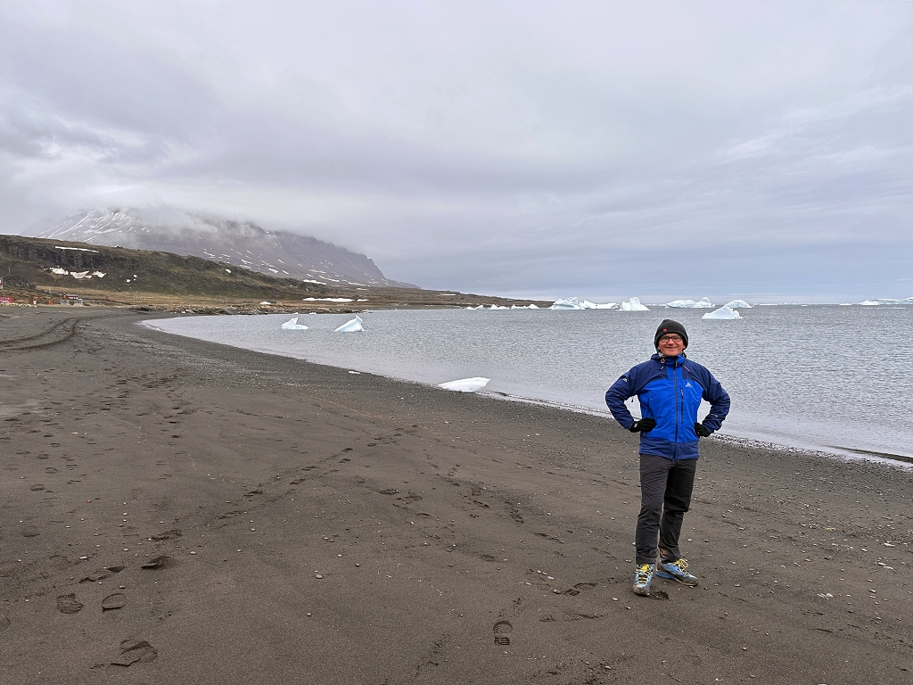 Am schwarzen Strand von Qeqertarsuaq