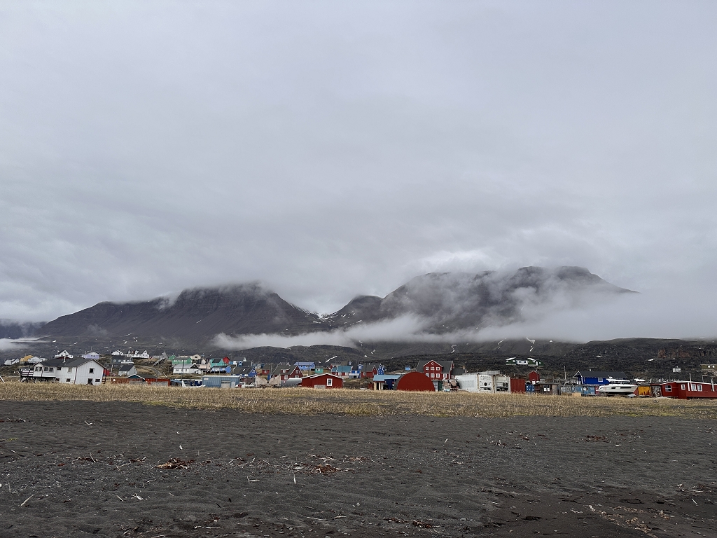 Am schwarzen Strand von Qeqertarsuaq