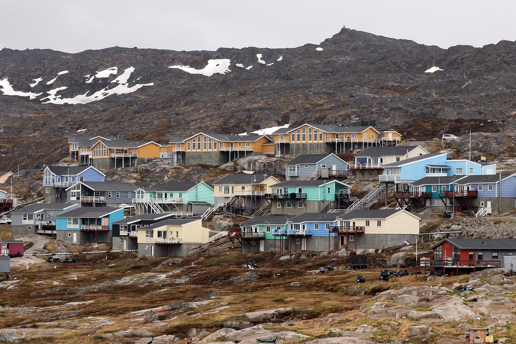 Blick auf die bunten Häuser von Ilulissat