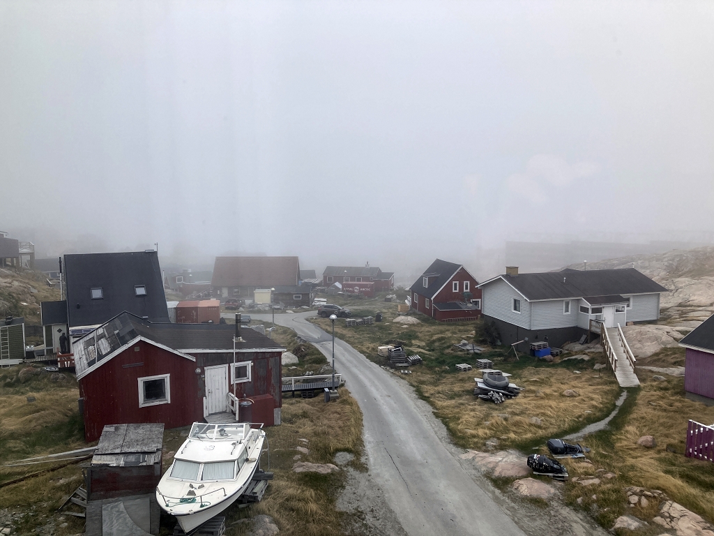 Blick aus dem Hotelfenster auf die Diskobucht vor dem Frühstück