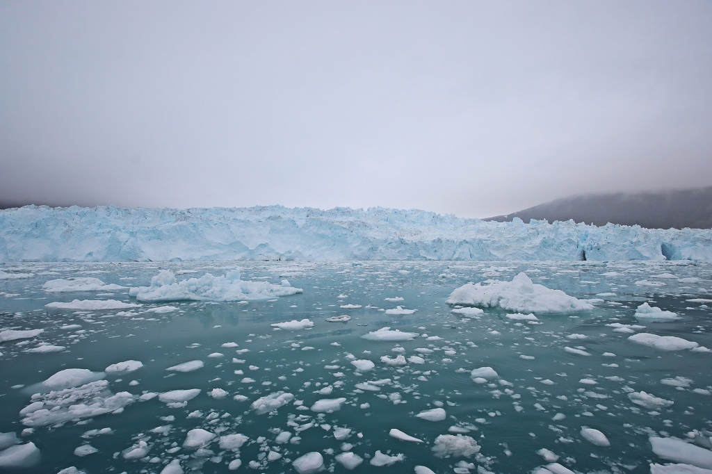 Vor dem beeindruckenden Eqi-Gletscher