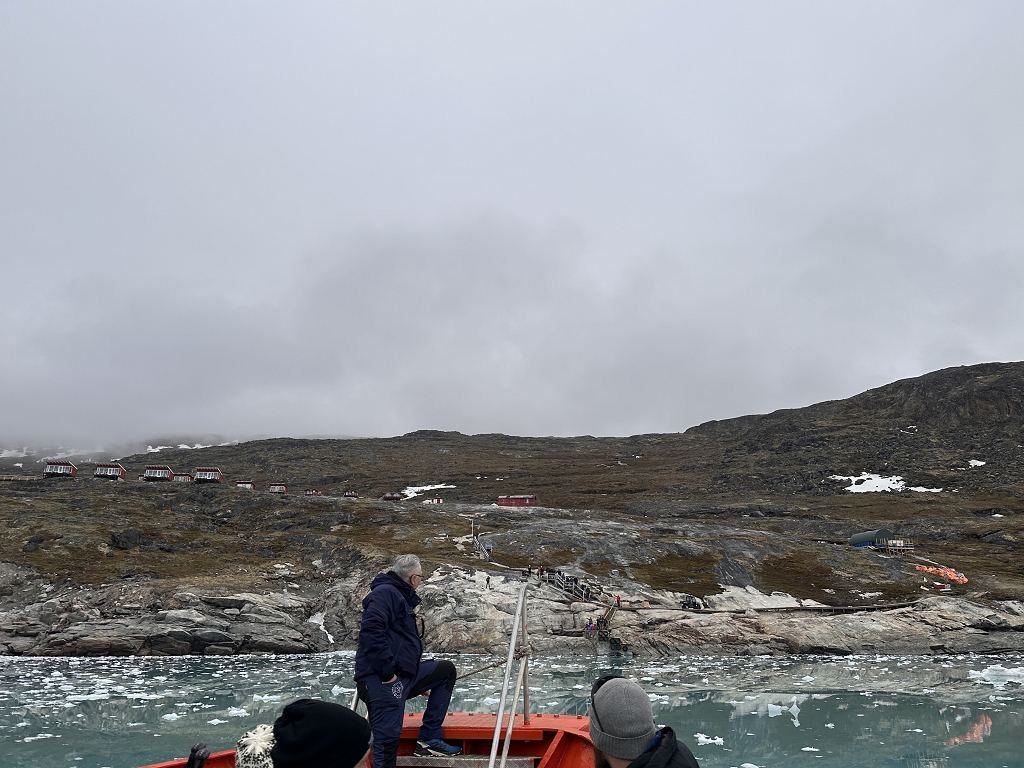 Wir landen in Port Victor - dem Hafen der Glacicer Lodge Eqi - an