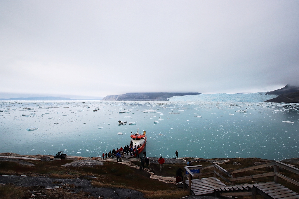 Blick vom sicheren Bereich auf die Anlegestelle und den Gletscher