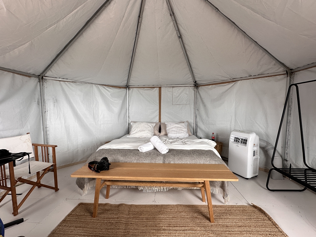 Im Innern des Zeltes der Glacier Lodge Eqi