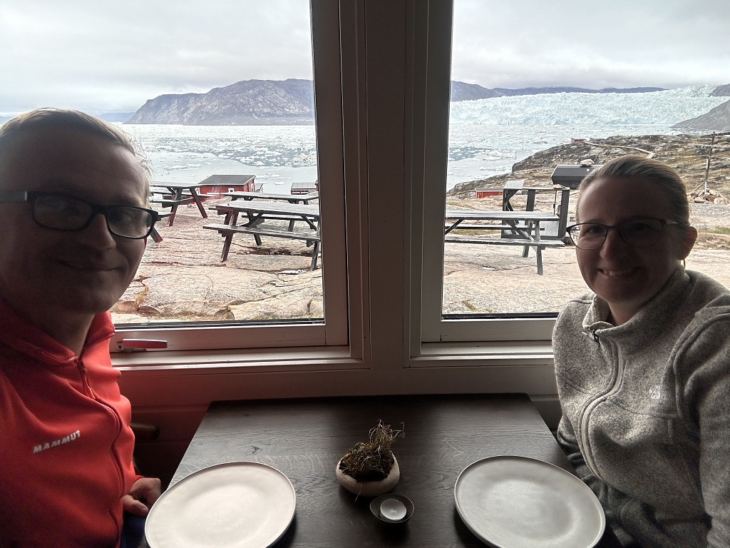 Abendessen in der Lodge mit Blick auf den Eqi Gletscher