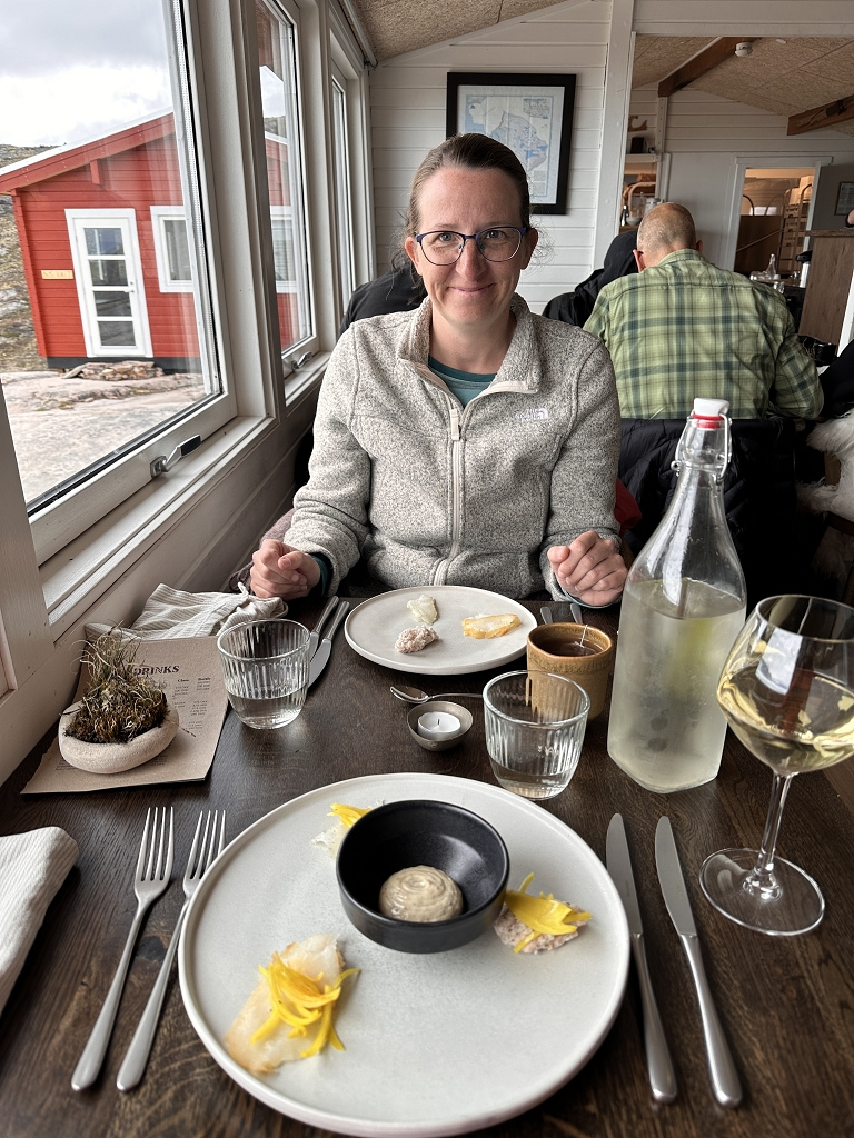 Abendessen in der Lodge mit Blick auf den Eqi Gletscher