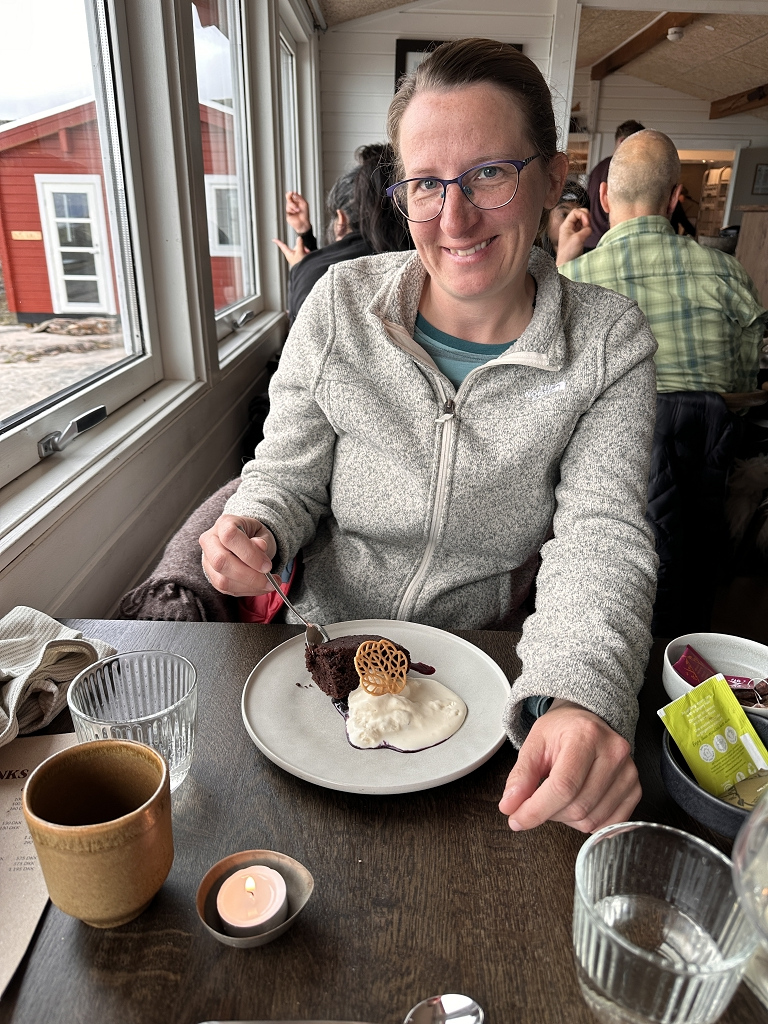 Abendessen in der Lodge mit Blick auf den Eqi Gletscher