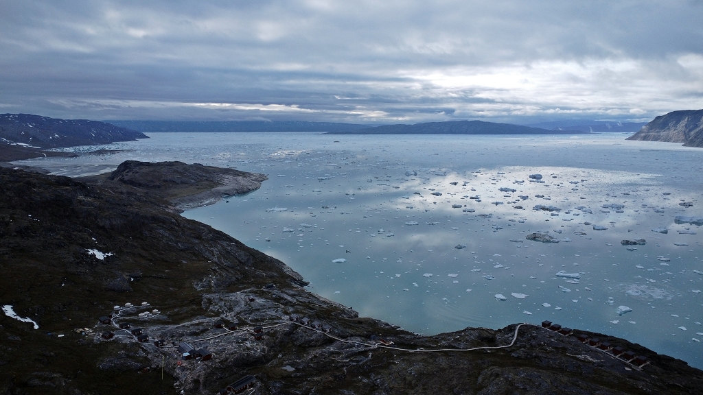Flug mit der DJI Mini Pro 2 über die Glaicer Lodge Eqi