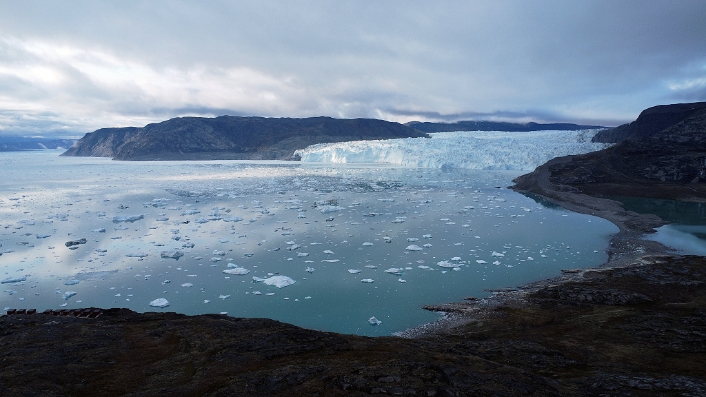 Flug mit der DJI Mini Pro 2 mit Blick auf den Eqi-Gletscher