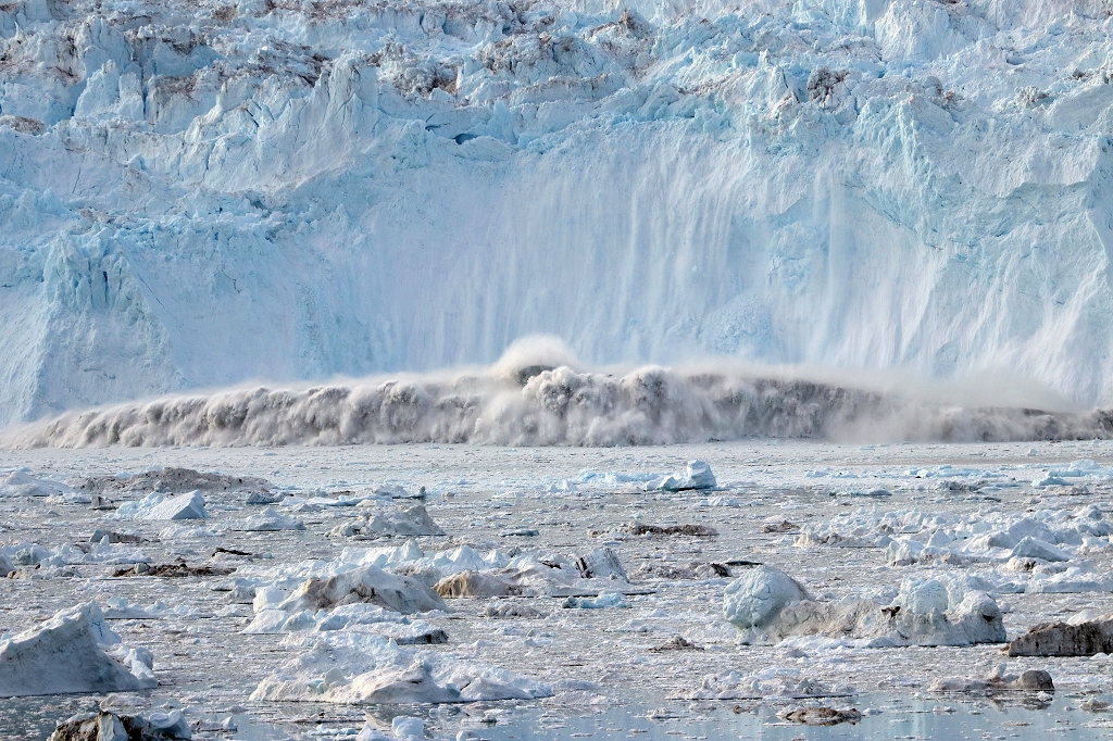 Massiver Eisabbruch am Eqi-Gletscher