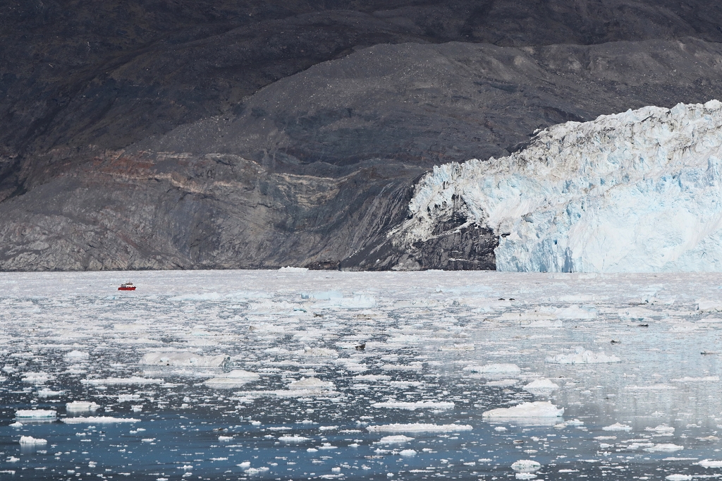 Das kleine Boot vor dem riesigen Gletscher