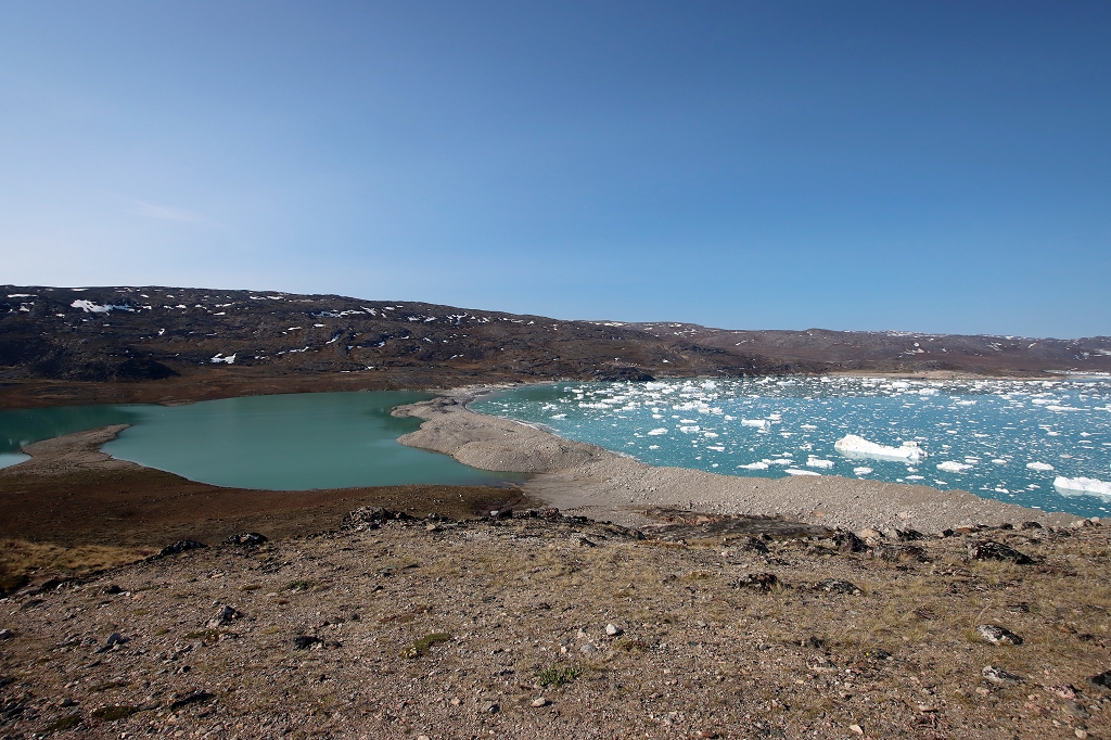 Blick auf den Fjord mit unzähligen Eisbergen und Eisschollen