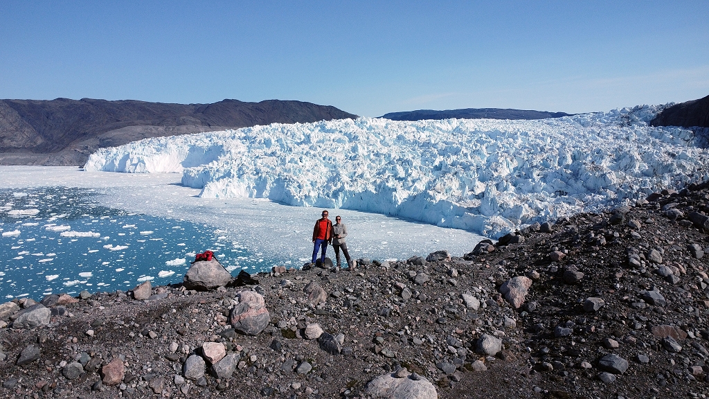 Marcel und Nicole am Eqi-Gletscher