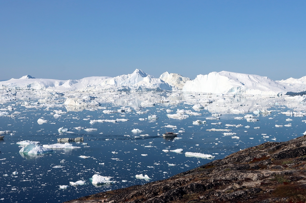 Ausflugsboot mit Eisberge im Hintergrund