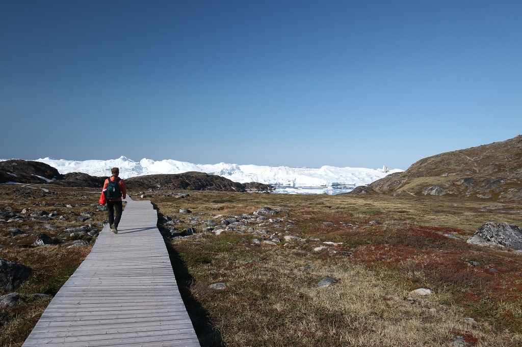 Über den Holzbohlenweg abwärts in Richtung Ilulissat-Eisfjord