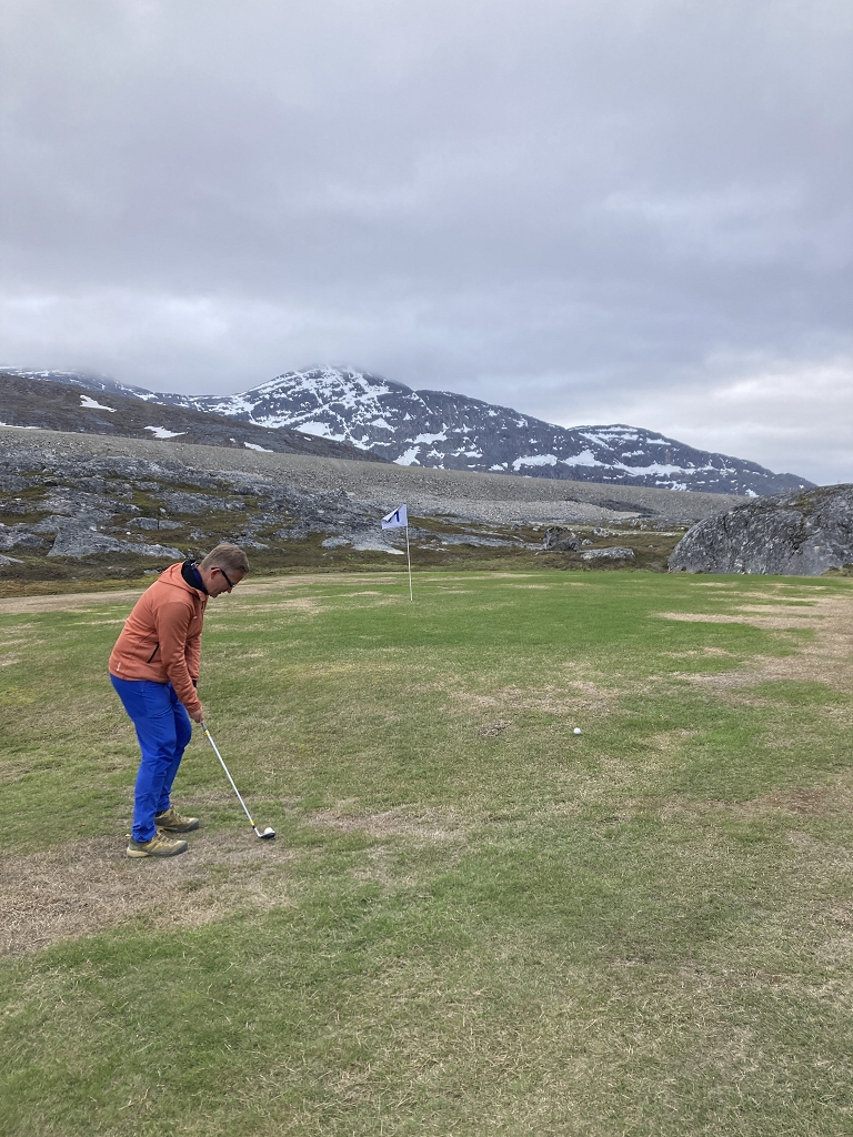 Putting-Grün an Bahn 1 (Par 3) im Nuuk Golfclub