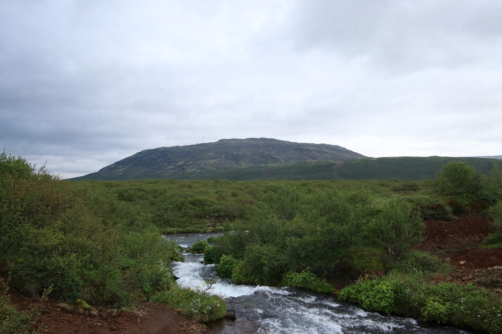 Wanderung zum Brúarfoss - Blick auf den Efstadalsfjall