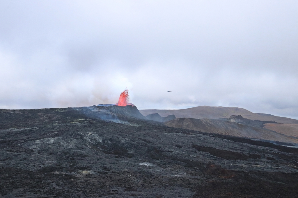 Blick vom Hang des Stóri-Hrútur auf den Vulkankrater am Fagradalsfjall