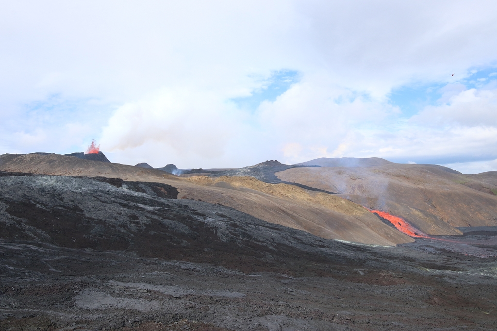 Eruption am Fagradalsfjall und reißender Lavastrom ins Meradalir