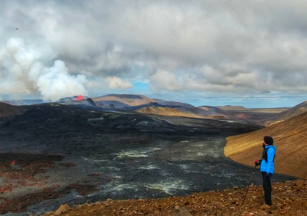 Aufstieg vom Stóri-Hrútur zum Langihryggur mit Blick auf den Vulkankrater am Fagradalsfjall