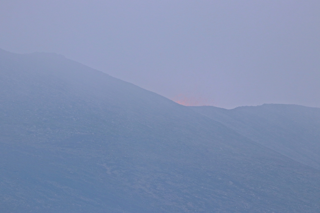 Das rote Schimmern der Eruption - der Vulkan ist aktiv